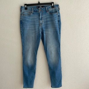 Hollister Curvy-MidRise Super Skinny-size 11 short